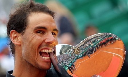 Nadal hạnh phúc bên chiếc cúp vô địch Monte Carlo Masters thứ 10 trong sự nghiệp.